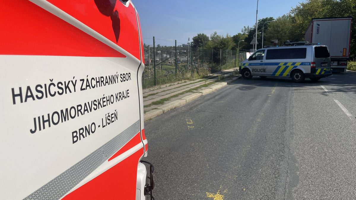 V Brně se srazilo osobní auto s kamionem. Šofér na místě zemřel